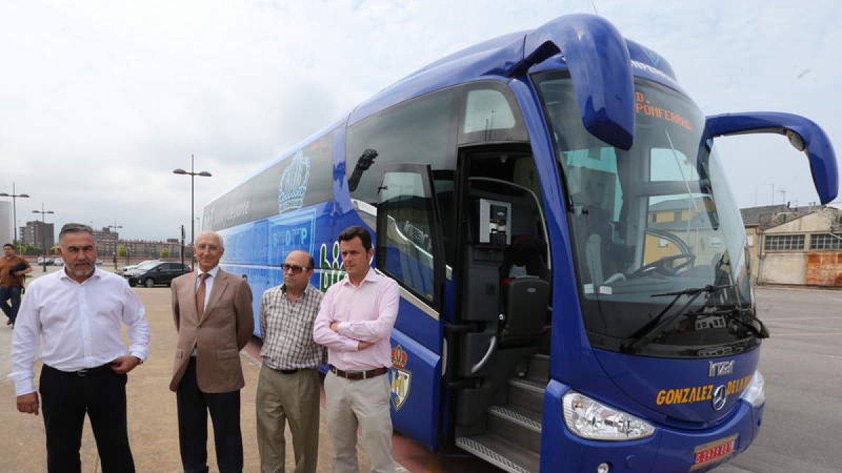 La presentación del autobús de la Ponferradina contó con la presencia de parte del consejo