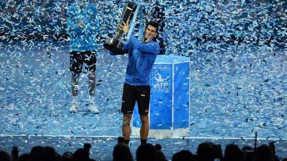 Djokovic recibe el trofeo de maestros rodeado de confeti.