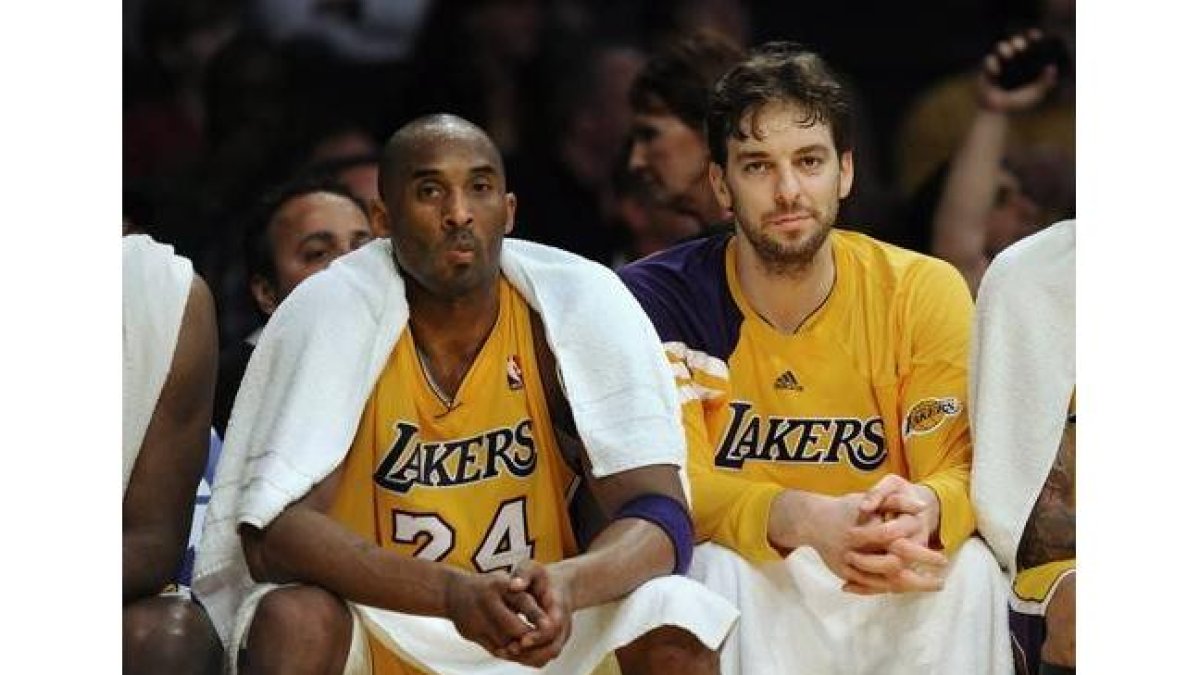 Los jugadores de los Ángeles Lakers, Pau Gasol y Kobe Bryant, descansan durante los últimos momentos de su encuentro con los Portland Trail Blazers.