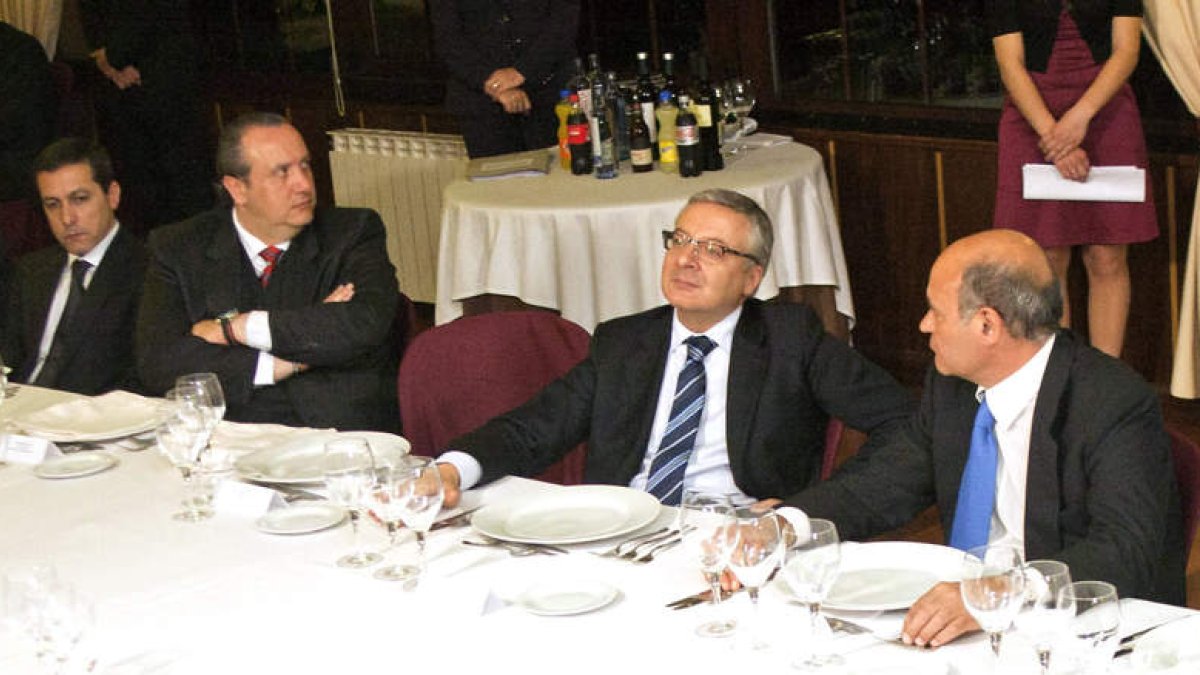 Fotografía de archivo de una cena homenaje de los empresarios de Lugo. Orozco, Dorribo, Blanco y Díaz Ferrán.