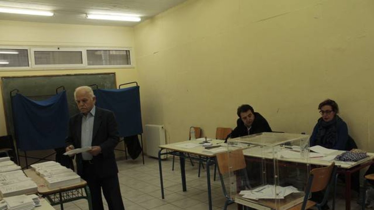 Un ciudadano Griego a punto de ejercer su derecho a voto en un colegio electoral de Atenas.