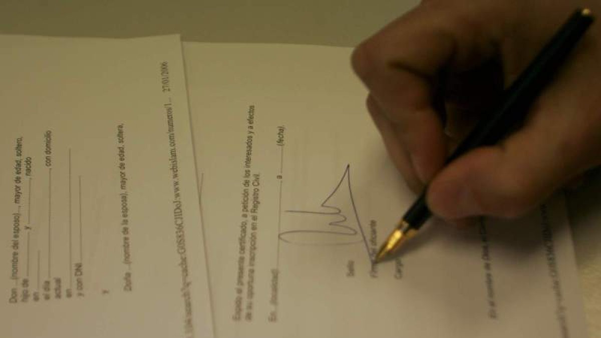 Imagen de archivo de la firma de un convenio de divorcio. NORBERTO