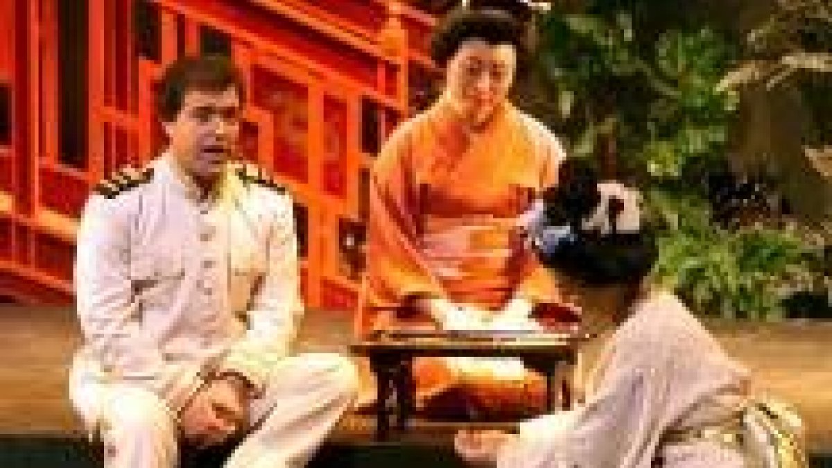 La Compañía 2001 se ha especializado en ópera. En la imagen, tres componentes en «Madame Butterfly»