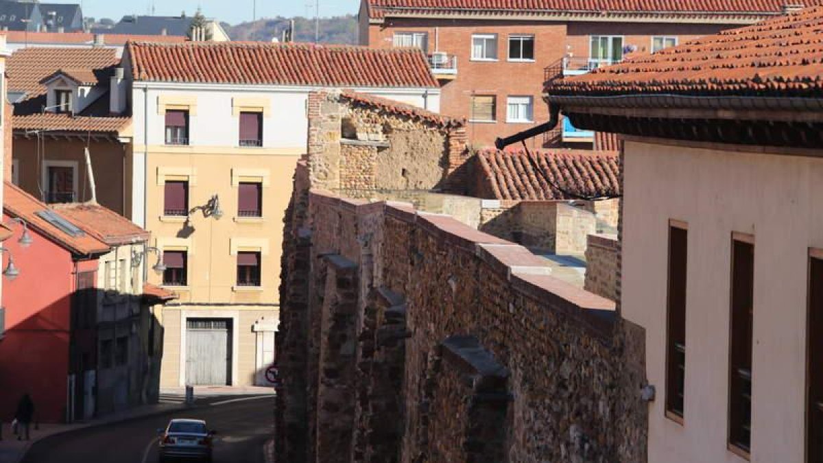 Parte del nuevo tramo paseable de la muralla de León sobre la calle Carreras, con un detalle ampliado. RAMIRO