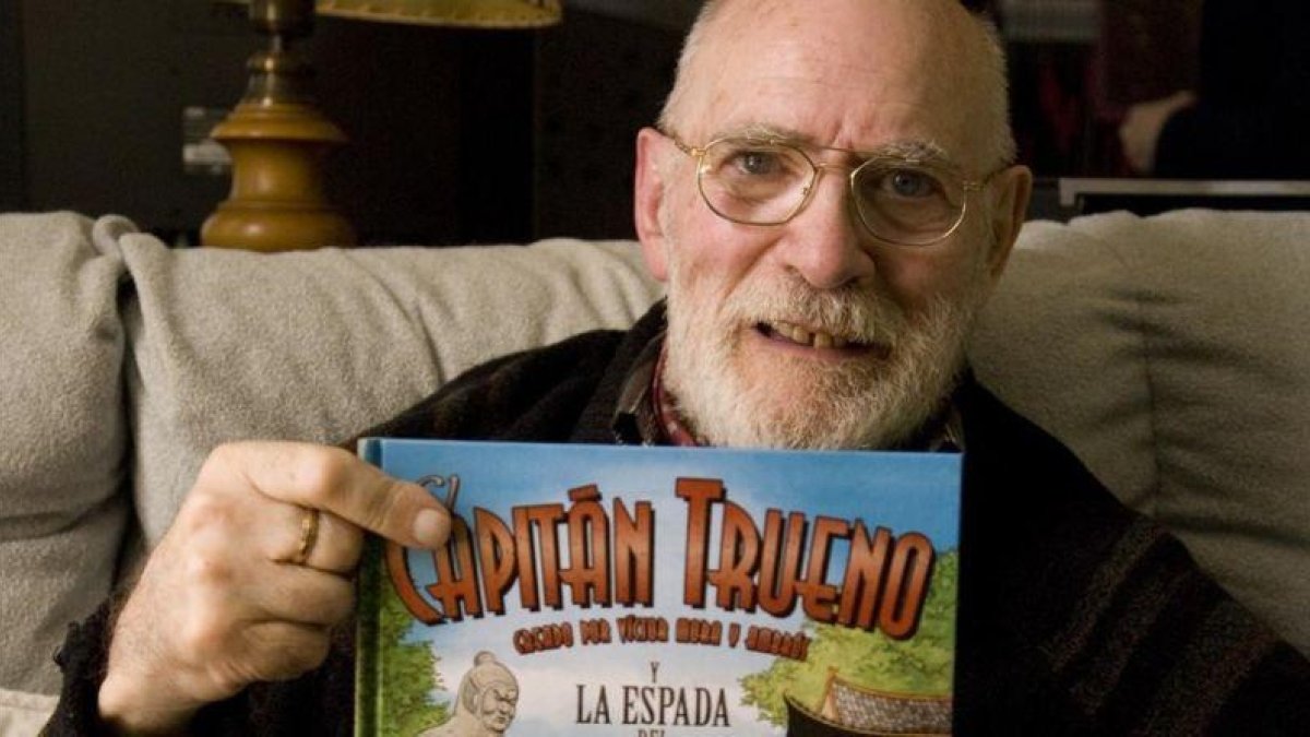 Víctor Mora con un ejemplar de 'El Capitán Trueno', en su casa en el 2012.
