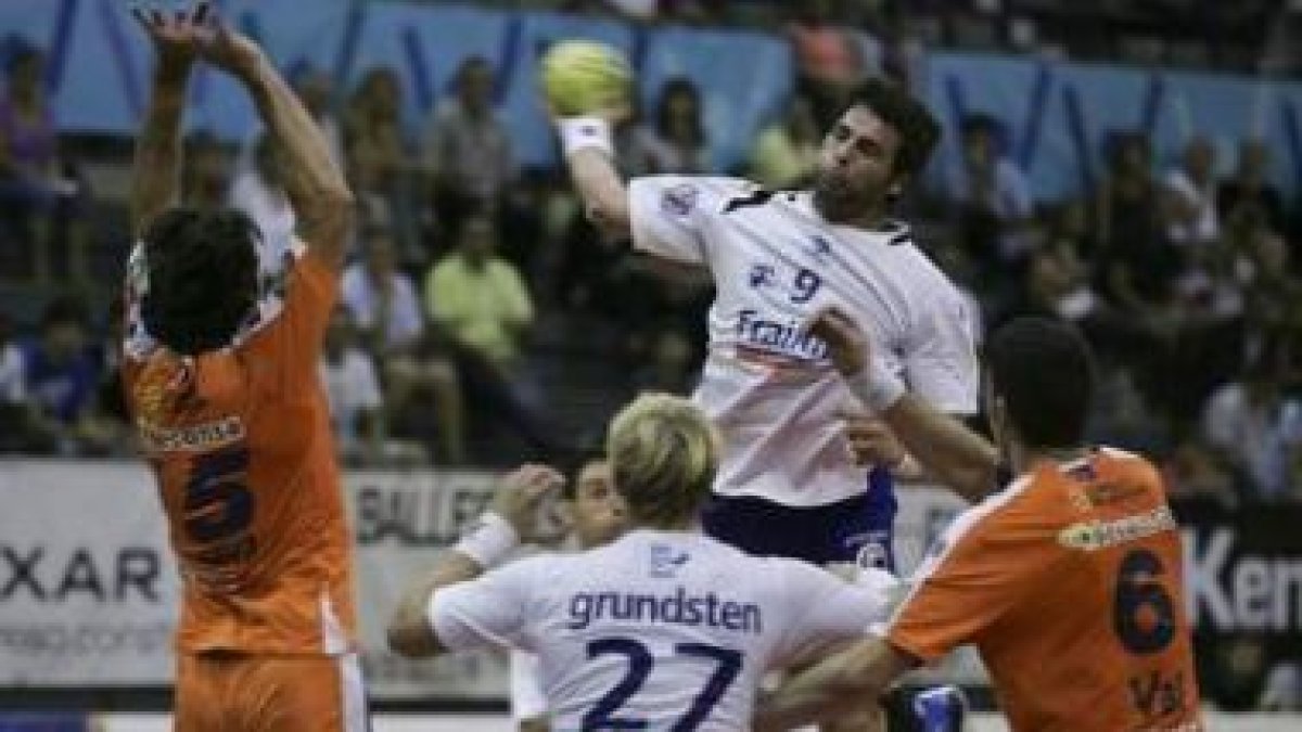 Antonio García arma el brazo en un lanzamiento en un partido de la pasada liga.