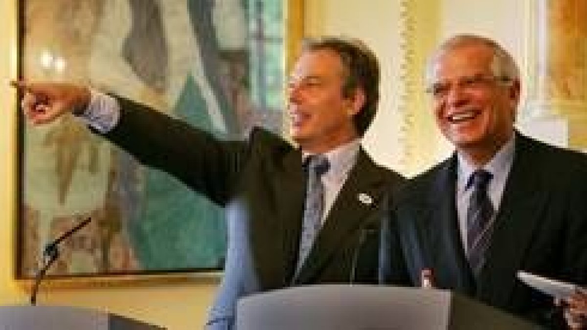 Blair y el presidente de la Eurocámara, el español Josep Borrell, ayer en Downing Street
