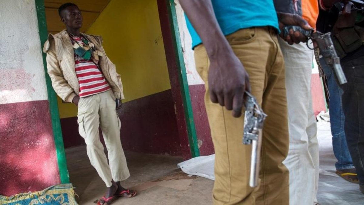Milicianos anti Balaka armados en el pueblo de Bocaranga, en la República Centroafricana.