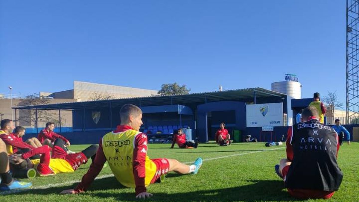 La Cultural se ejercitó ayer en Málaga antes de viajar a Ceuta para jugar hoy su partido de Liga. CYDL