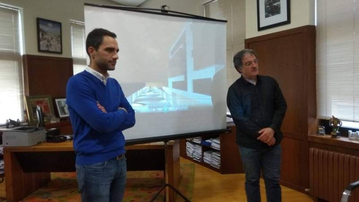 El arquitecto responsable del proyecto junto al alcalde de Astorga. DL