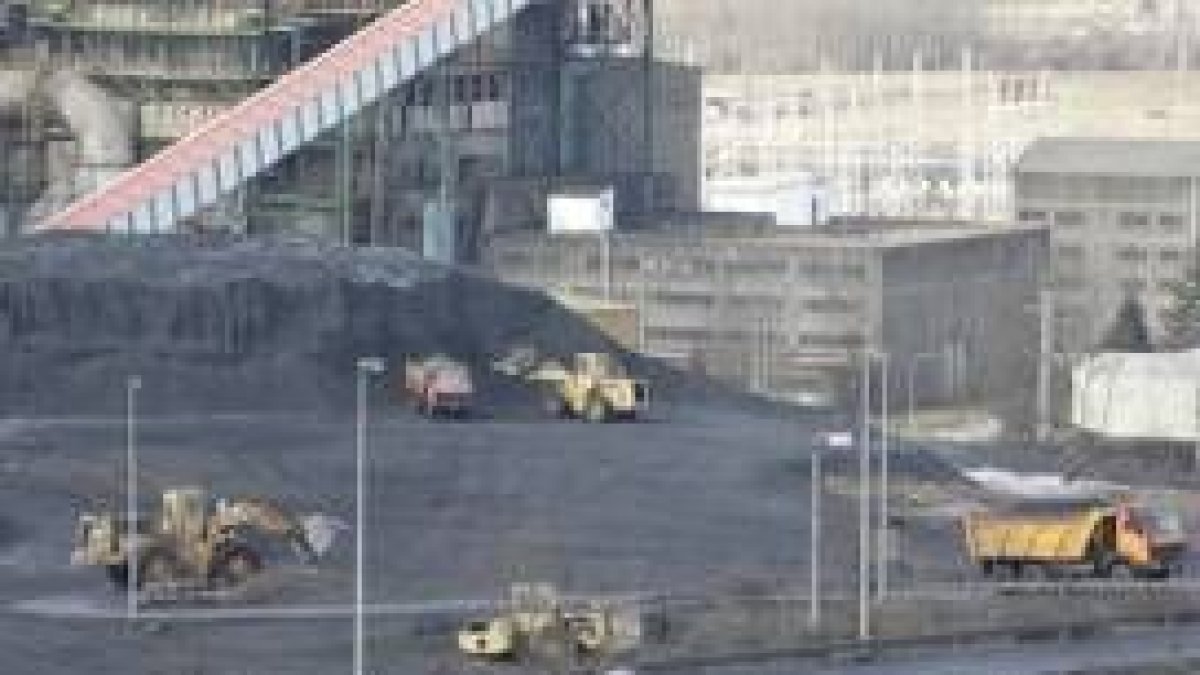 Actividad en el parque de carbones de la central de Compostilla II el pasado lunes