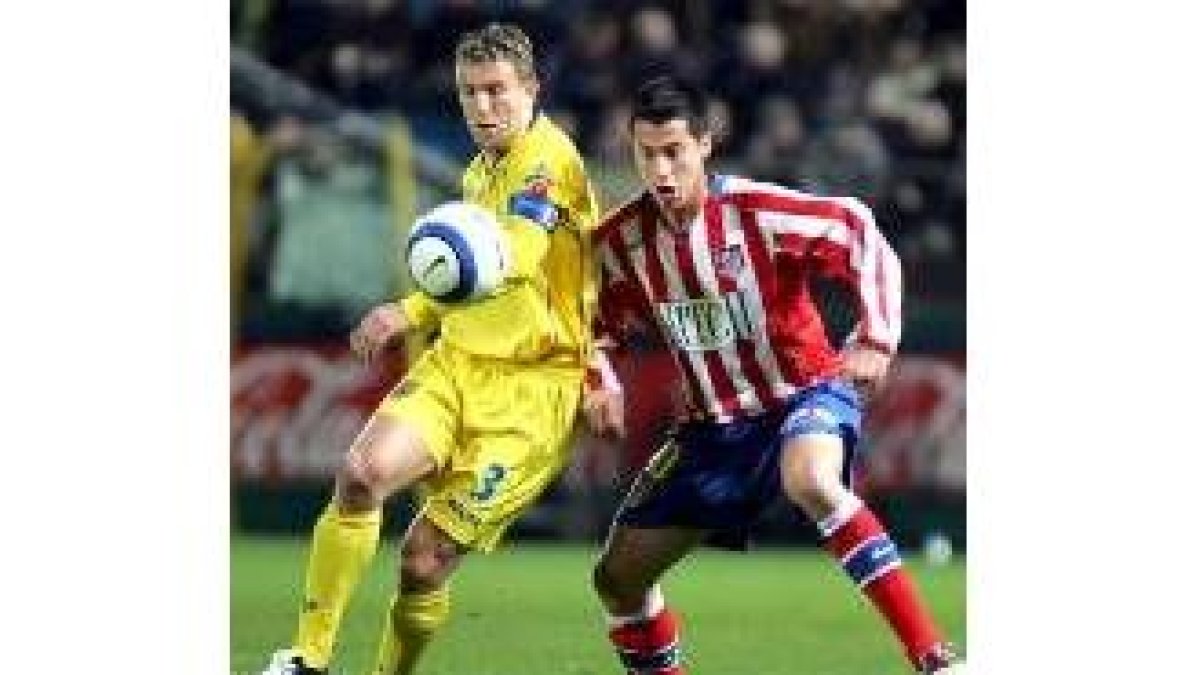 El jugador del Villarreal Arruabarrena disputa el balón al Atlético Jorge durante el partido de ayer