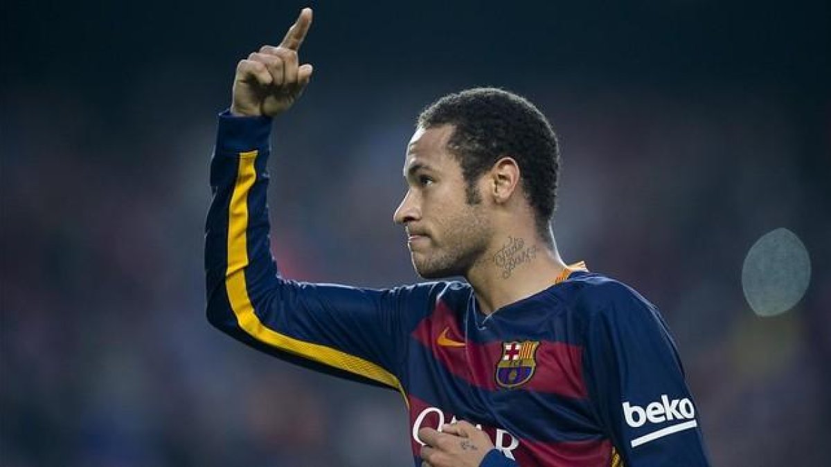 Neymar dedica a la afición el gol ante el Villarreal.