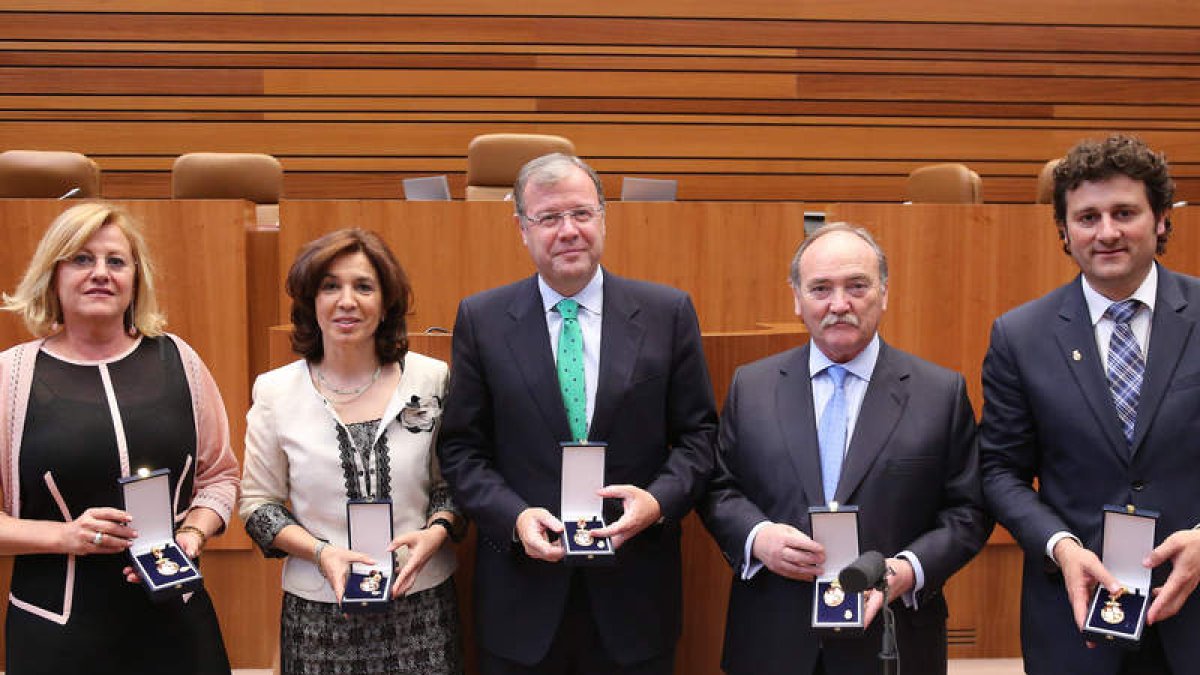 Los procuradores del PP por León, con las Medallas.