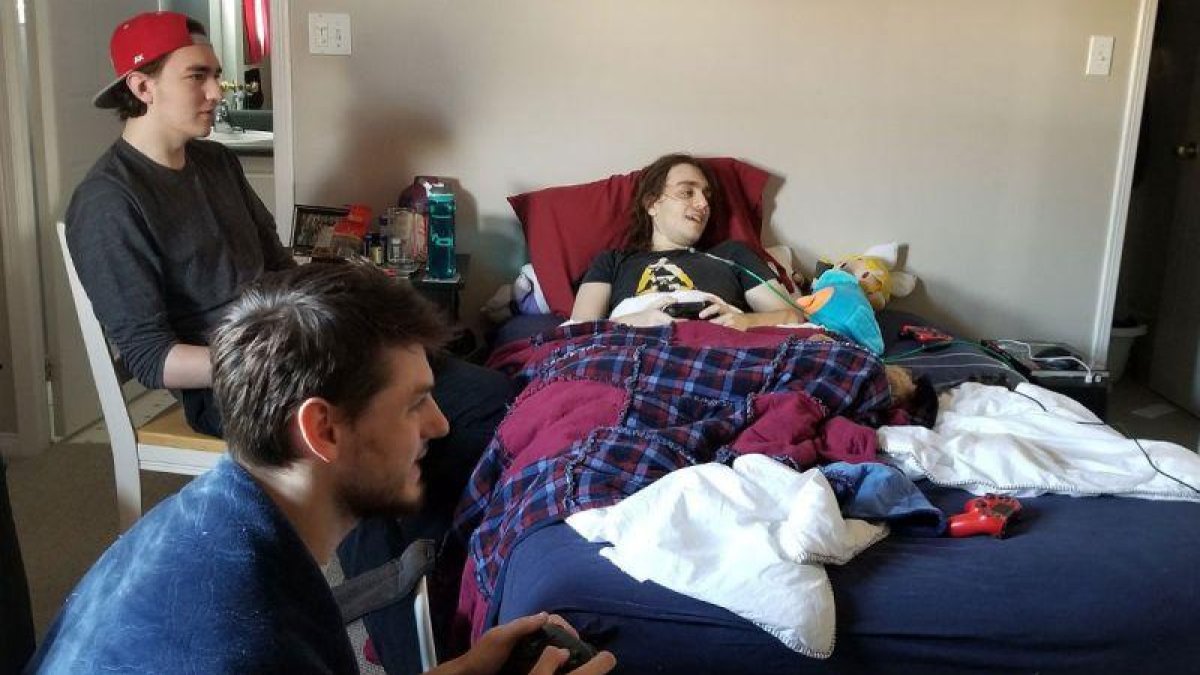 Chris Taylor juga desde su cama junto a unos amigos a Super Smash Bros Ultimate, que Nintendo no lanzará hasta finales de año.