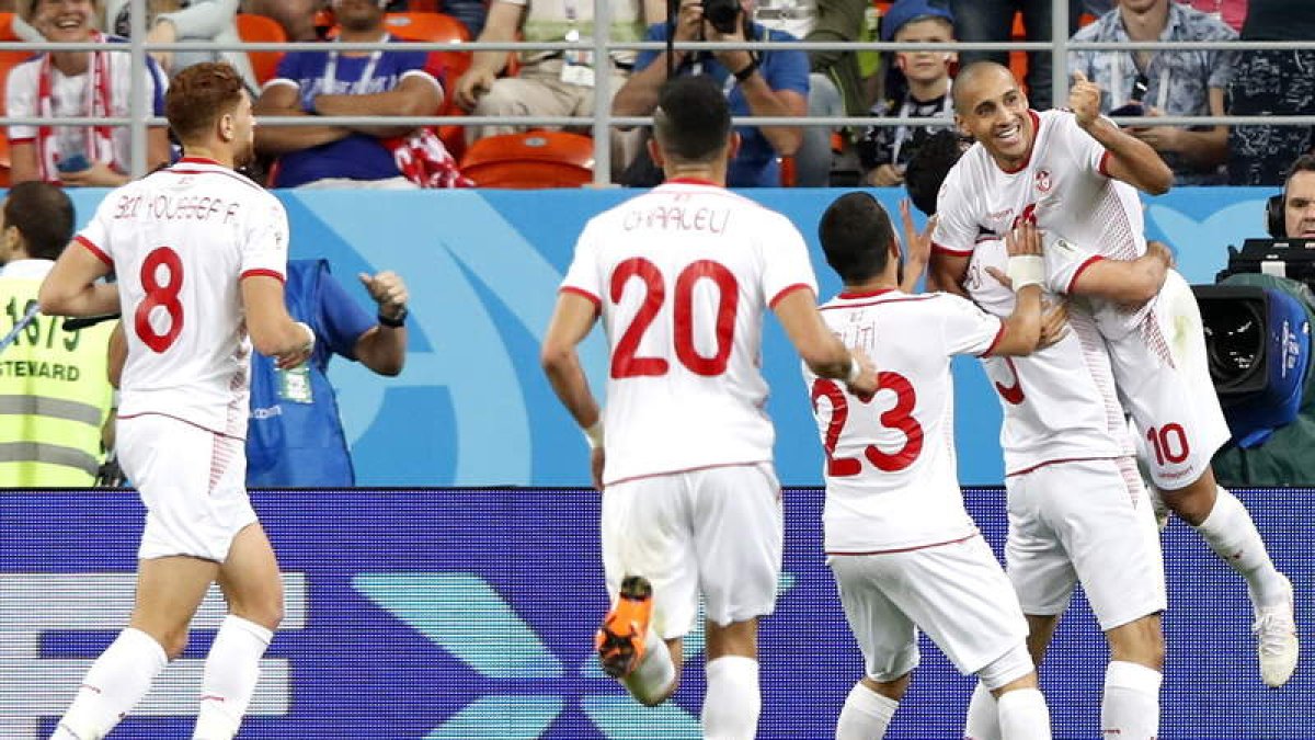 Los jugadores tunecinos celebran el gol de la remontada marcado por Wahbi Khazri. RUNGROJ YONGRIT