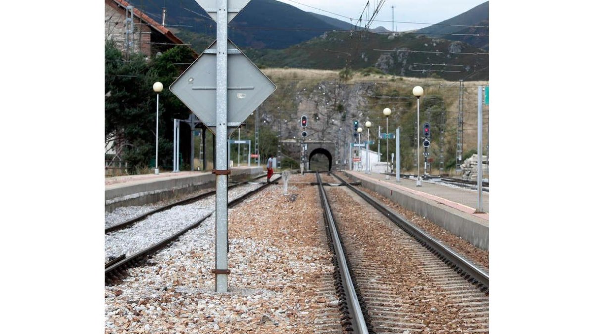 Un tramo de la línea convencional de León a Gijón. RAMIRO