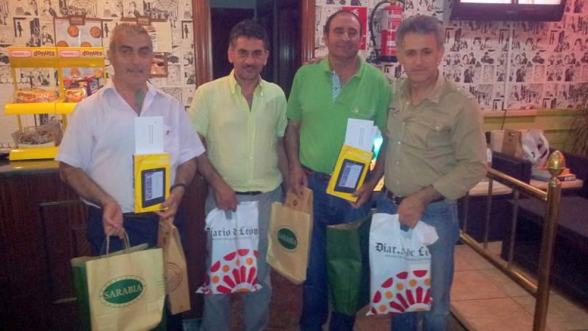 Los ganadores, primero a la izquierda y tercero, junto al alcalde de Sahagún, Emilio Redondo, y el organizador del evento, Luis Alvarado.