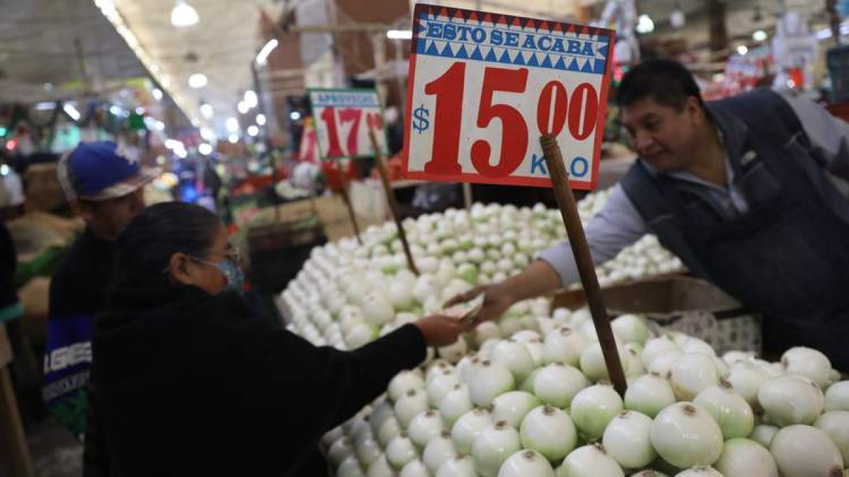 Los precios de los alimentos frescos se dispararon en diciembre el doble que el de los servicios. SÁSHENKA GUTIÉRREZ