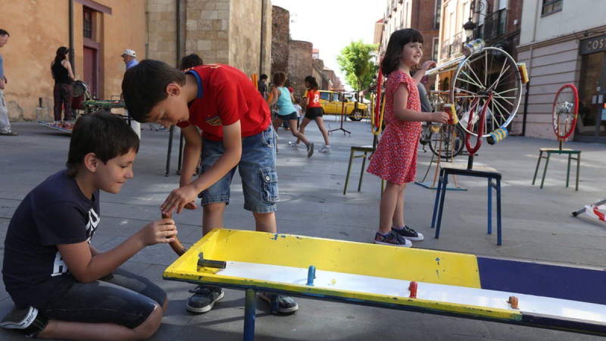 Niños y niñas participan en las actividades de la calle.