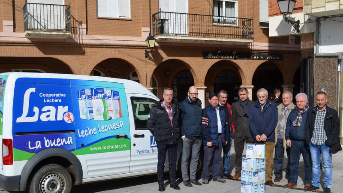 Imagen del acto de entrega de leche que tuvo lugar ayer en Valencia de Don Juan. MEDINA