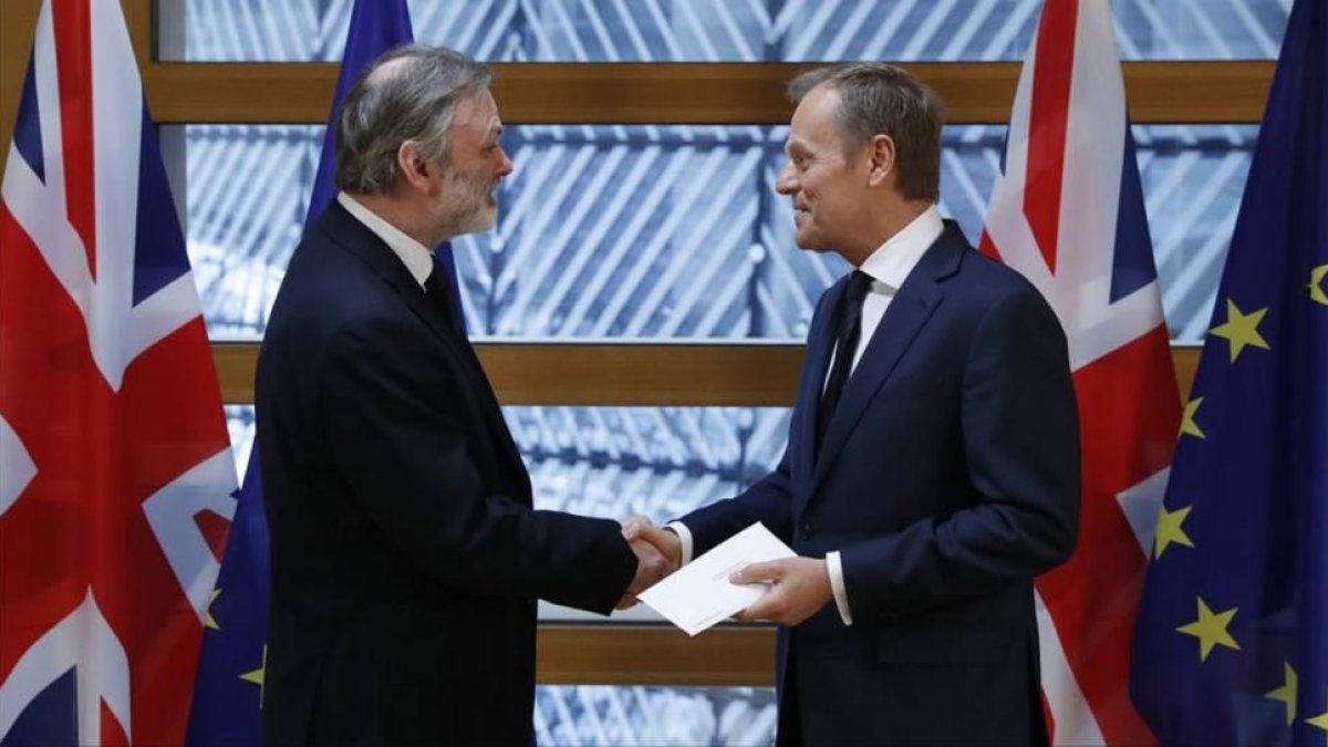 El embajador británico en la UE, Tim Barrow, entrega la carta de Theresa May al presidente del Consejo Europeo, Donald Tusk.