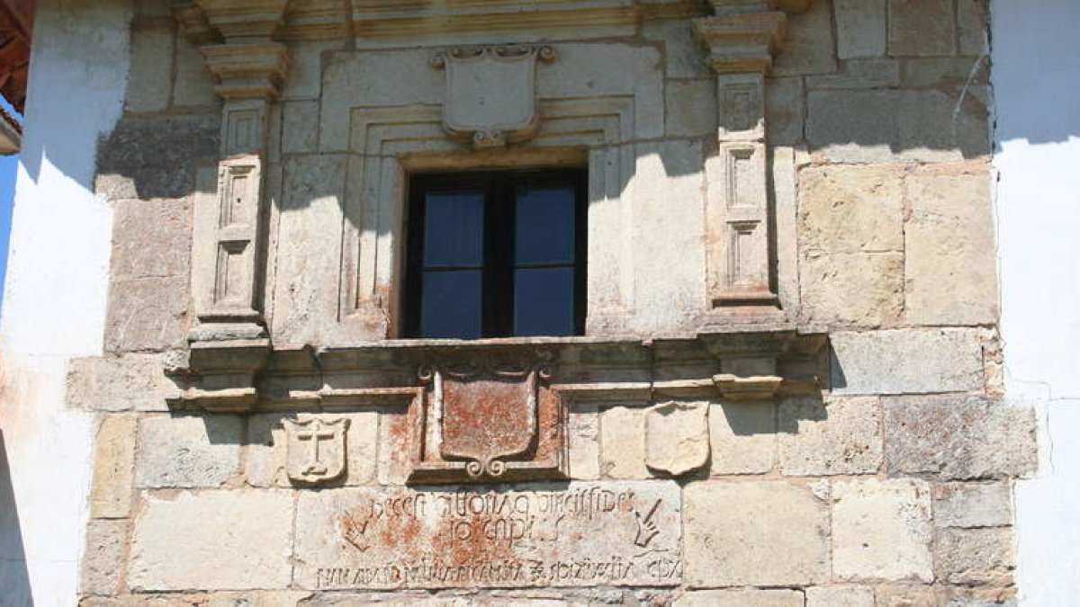 Detalle de los escudos, blasones e inscripciones que pueblan esta portada del siglo XVI, hoy en el monte de Riocamba.