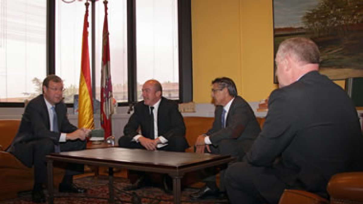 Antonio Silván, mantiene un encuentro de trabajo con representantes de Air Nostrum.