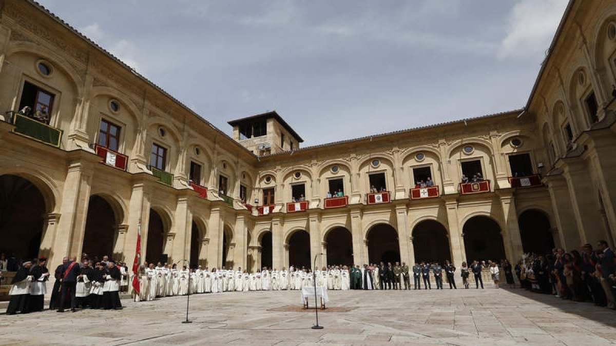 El público abarrotó la plaza de San Isidoro para ver las Cabezadas. F. OTERO