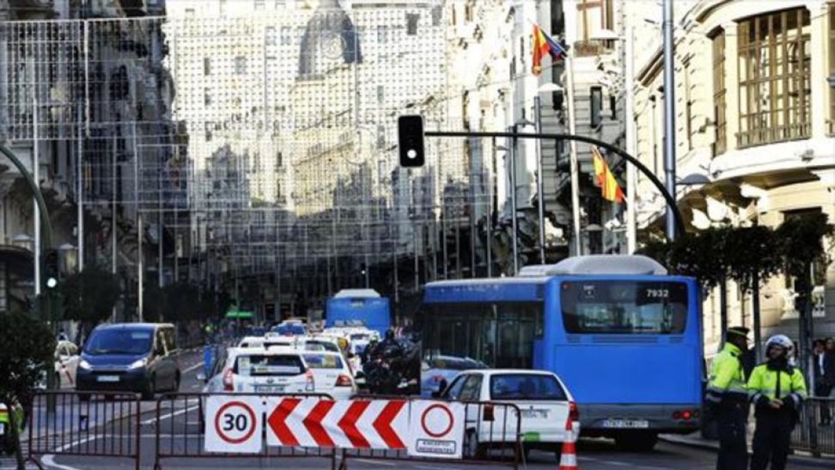 Dos policías municipales controlando el acceso de vehículos a la Gran Vía madrileña en las pasadas navidades.