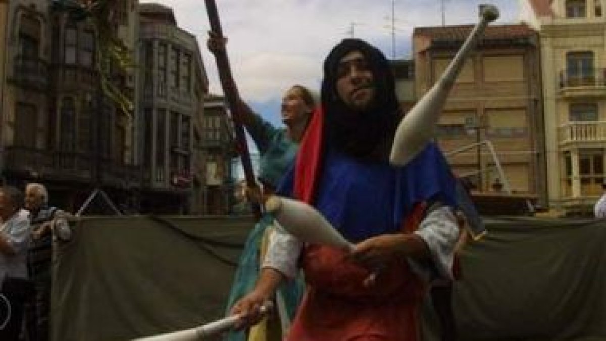 Una actuación de malabares en el mercado medieval de La Bañeza.