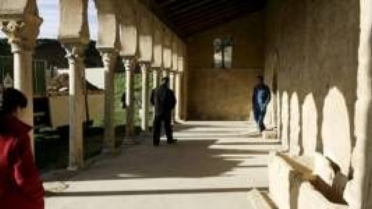 Los técnicos de la Junta, ayer, durante la realización de las catas en el monasterio