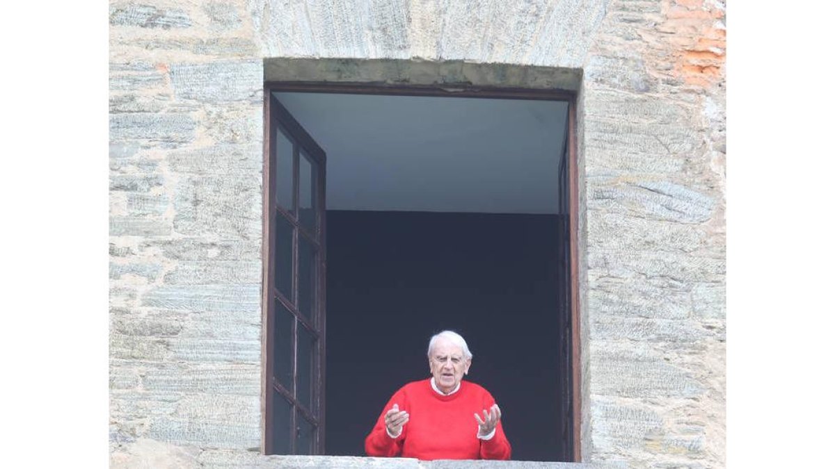 Cristobal Halffter saluda desde una de sus ventanas en su rediencia del Castillo de Villafranca del Bierzo foto Luis de la Mata