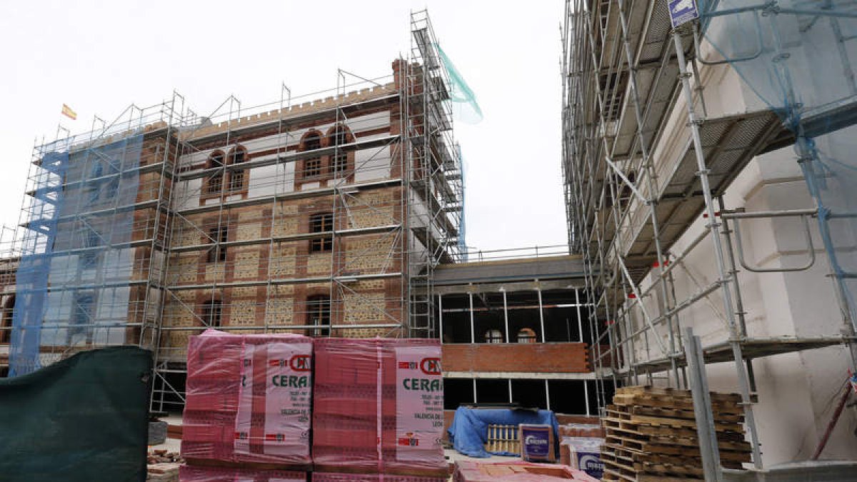 La estructura de la cubierta del auditorio y de carpintería exterior de Araú ya son visibles.