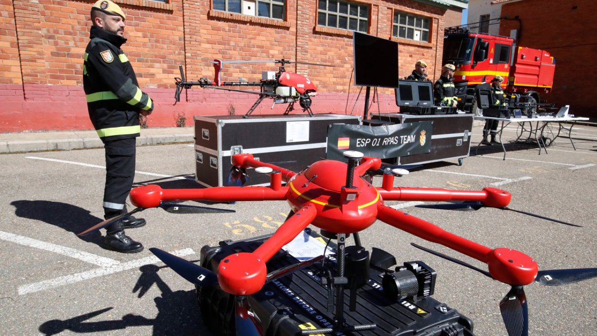 Soldados de la UME junto con alguno de los aparatos con los que cuenta la unidad de drones. RAMIRO.