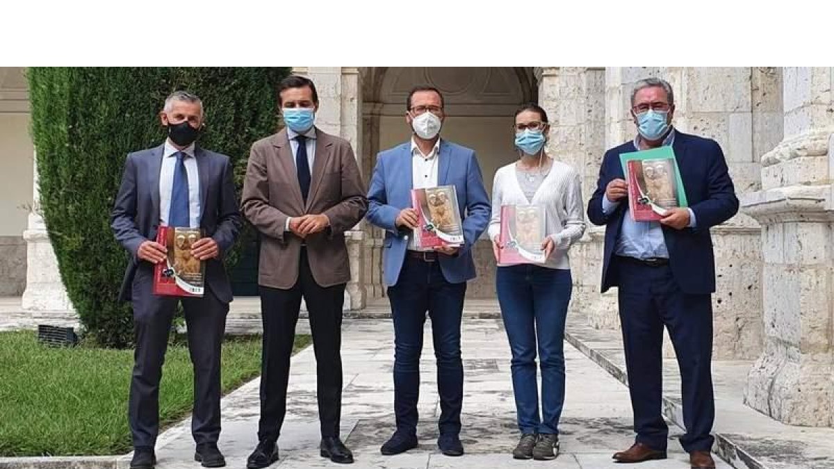 Oblanca, Sobrino, Bueno, Perrino y Rivero con el libro del proyecto elaborado la Federación de Lucha. DL