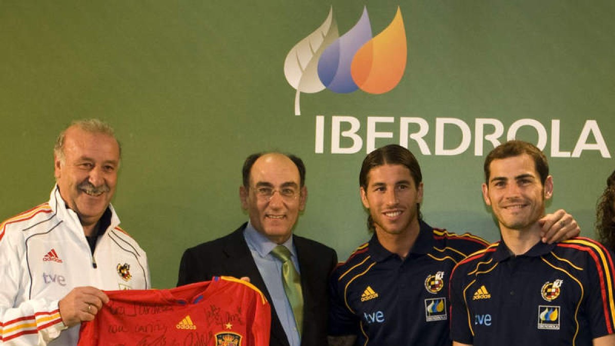 Ignacio Galán, presidente de Iberdrola, al lado de Del Bosque, Sergio Ramos y Casillas.