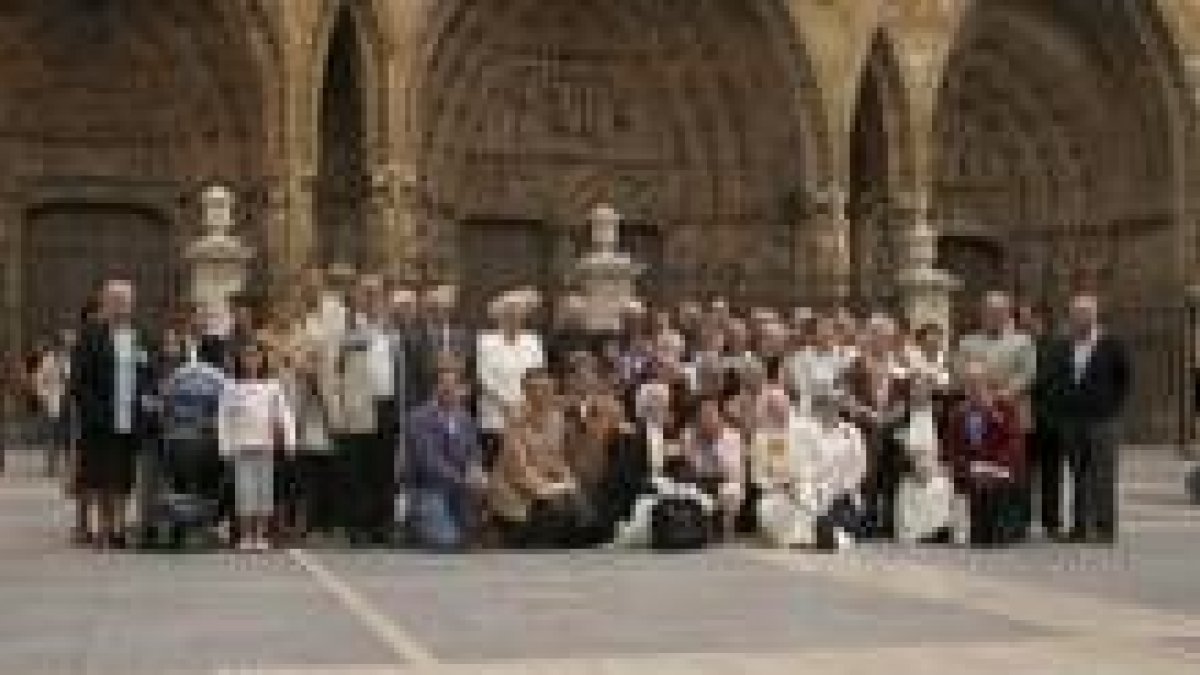 Congregación de misioneros frente a la Catedral de León, en imagen de archivo