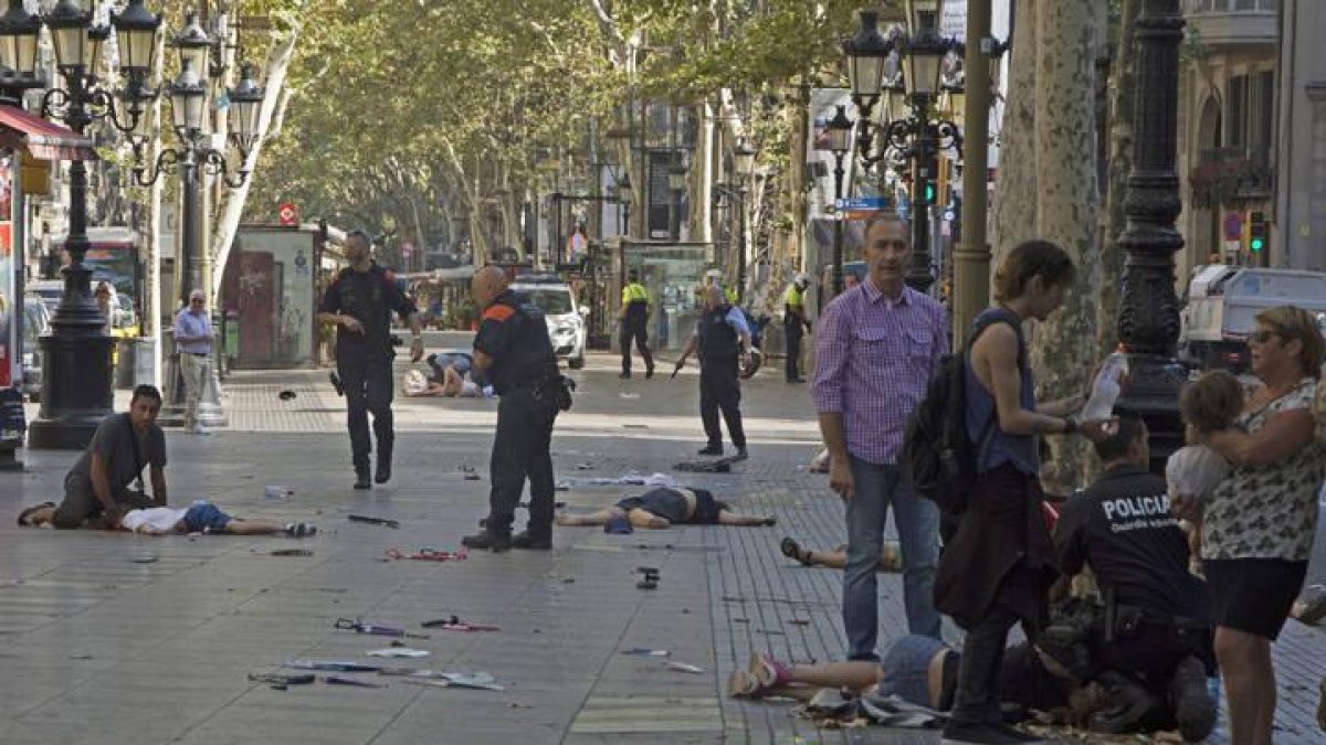 Varias de las personas atropelladas yacen en el suelo tras el atentado de Las Ramblas.