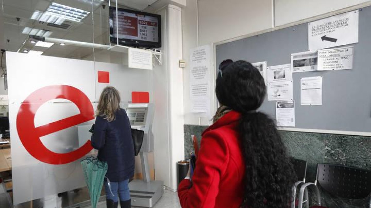 Dos mujeres en la oficina del paro de León