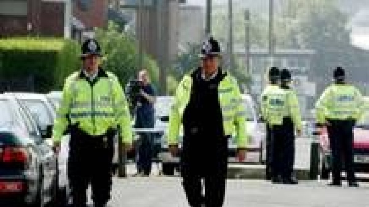 Policías londinenses vigilan las calles de la ciudad, que poco a poco recobra la normalidad
