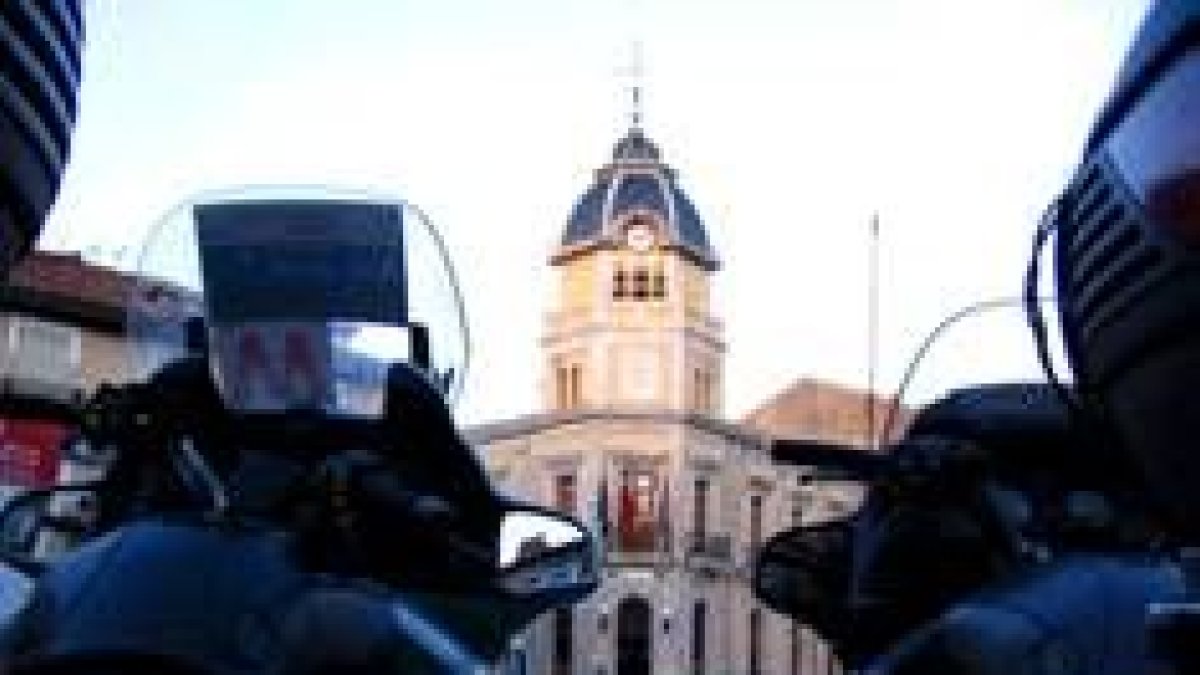 La fachada del Ayuntamiento, vista entre dos motocicletas aparcadas en la plaza Mayor de la ciudad