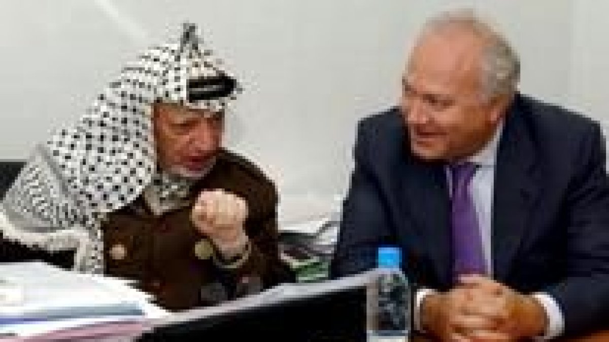 Yaser Arafat hablando con el mediador europeo para Oriente Medio, Miguel Moratinos