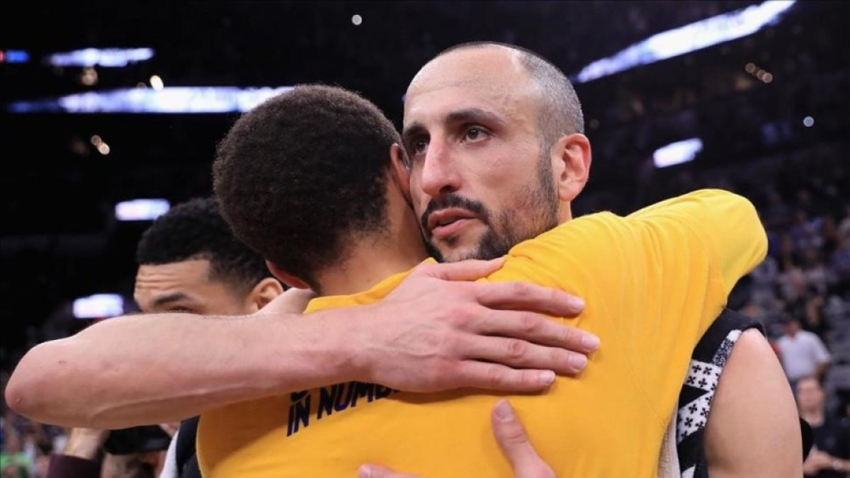 Stephen Curry abraza a Manu Ginóbili al finalizar el partido entre Golden State y San Antonio.