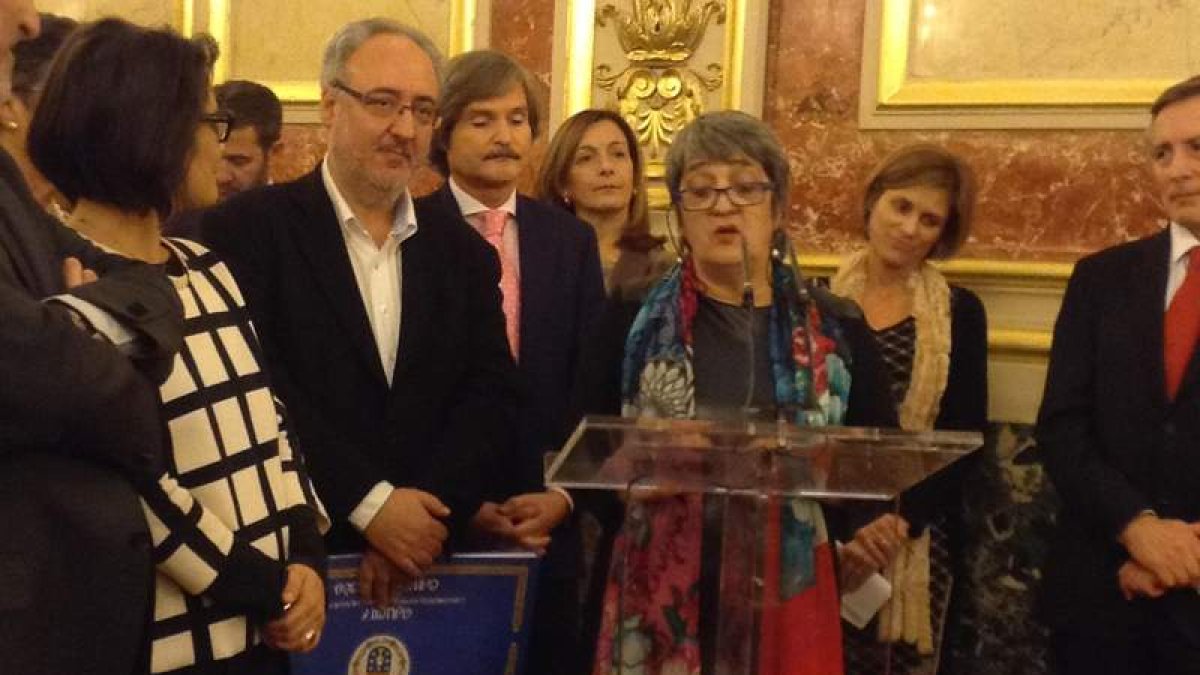 La alcaldesa de Vega de Valcarce, durante su discurso.