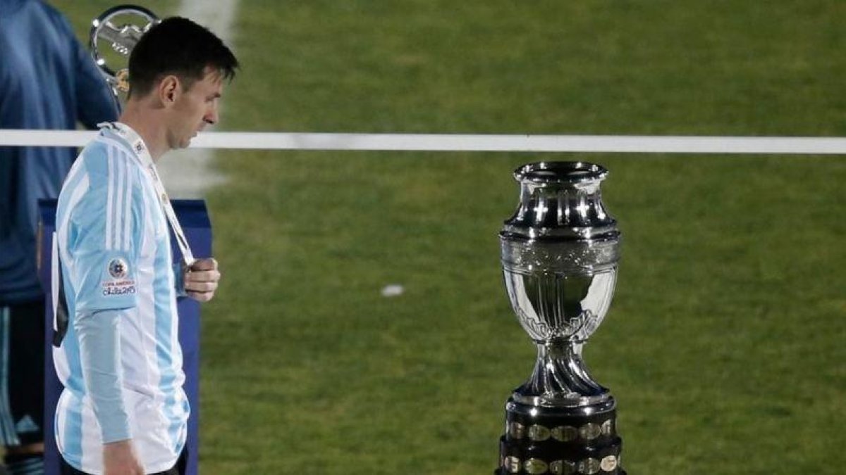 El delantero argentino Leo Messi mira cabizbajo la Copa América tras perder la final ante Chile en los penaltis.