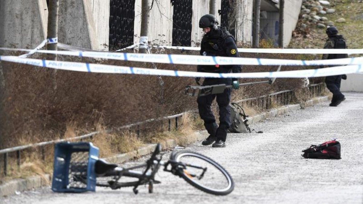 La policía ha acordonado el área fuera de la estación de metro Varby Gard, al sur de Estocolmo, donde dos personas resultaron heridas por algún tipo de explosivo en Estocolmo.