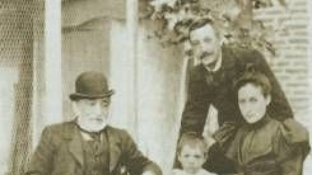 Fernando Merino, junto a su familia