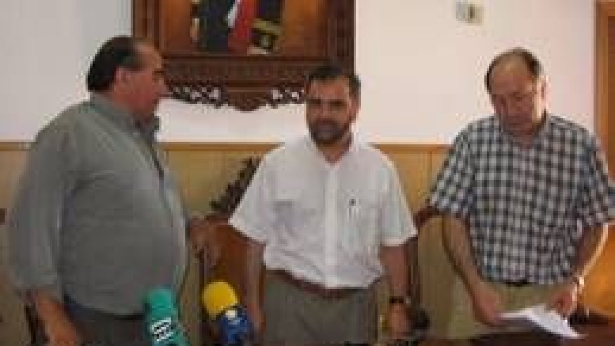 En la imagen, Jerónimo Alonso, José Miguel Palazuelo y José Luis Falagán tras la rueda de prensa