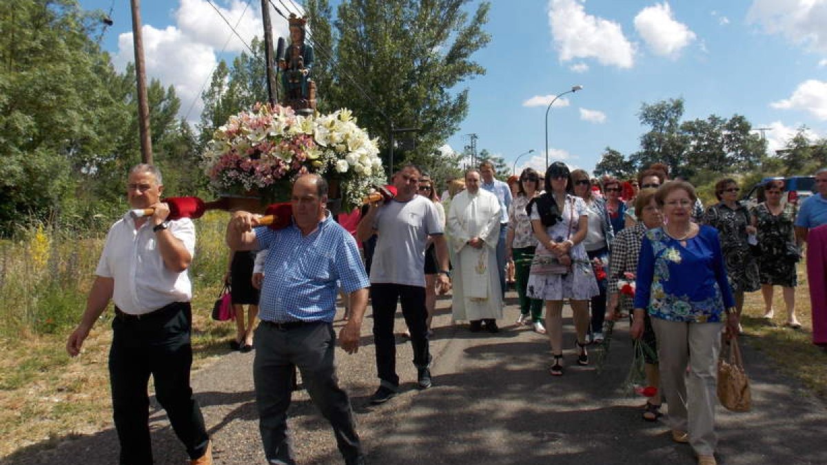 La ofrenda floral a la Virgen de las Nieves recorrió las calles en procesión hasta la ermita.